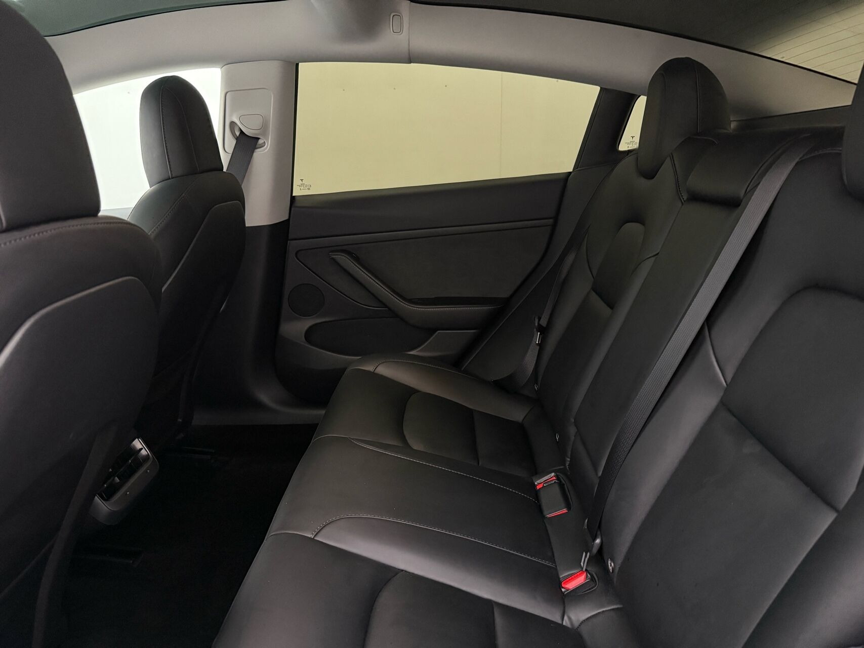 Grå Tesla Model 3 fra 2023