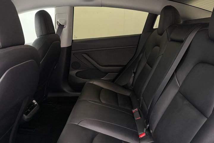 Grå Tesla Model 3 fra 2023