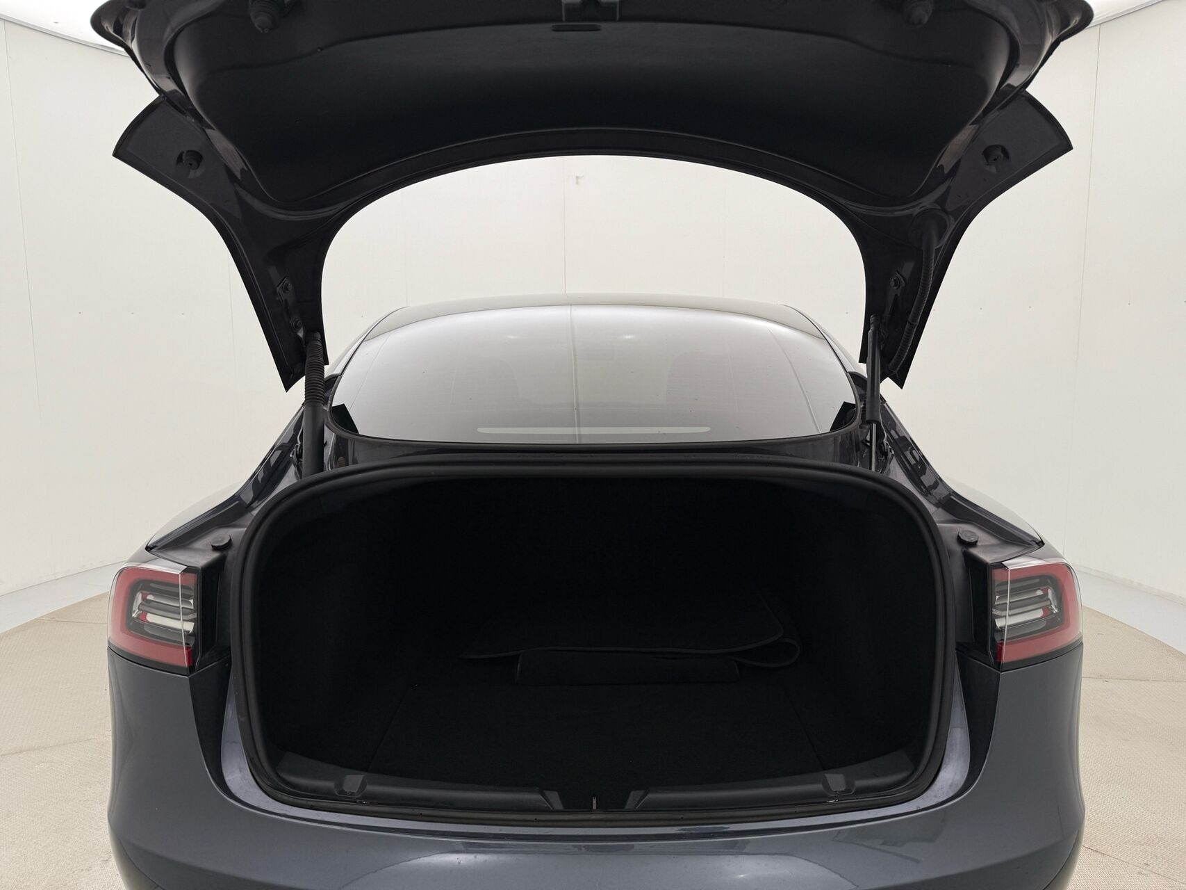 Grå Tesla Model 3 fra 2023