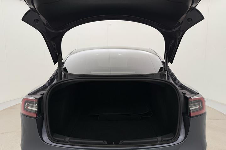 Grå Tesla Model 3 fra 2023