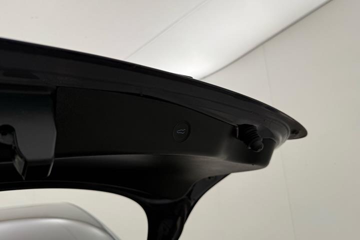 Grå Tesla Model 3 fra 2023