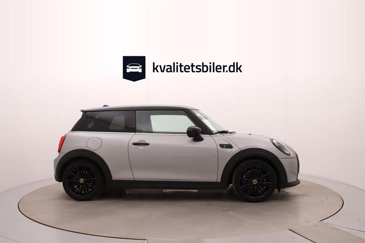 Sølv Mini Cooper fra 2023
