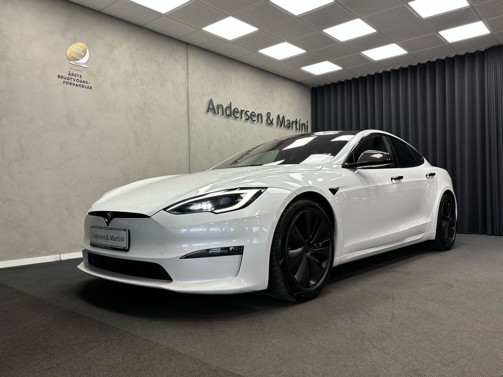 Hvid Tesla Model S fra 2023