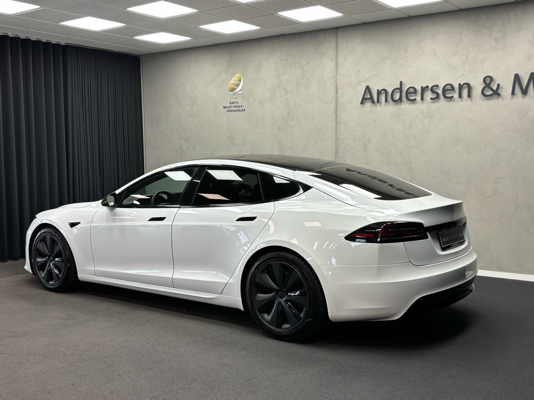 Hvid Tesla Model S fra 2023