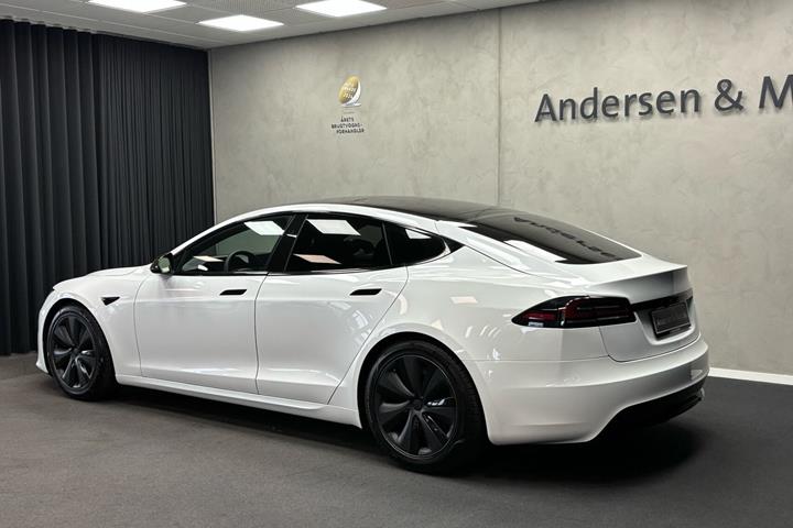 Hvid Tesla Model S fra 2023