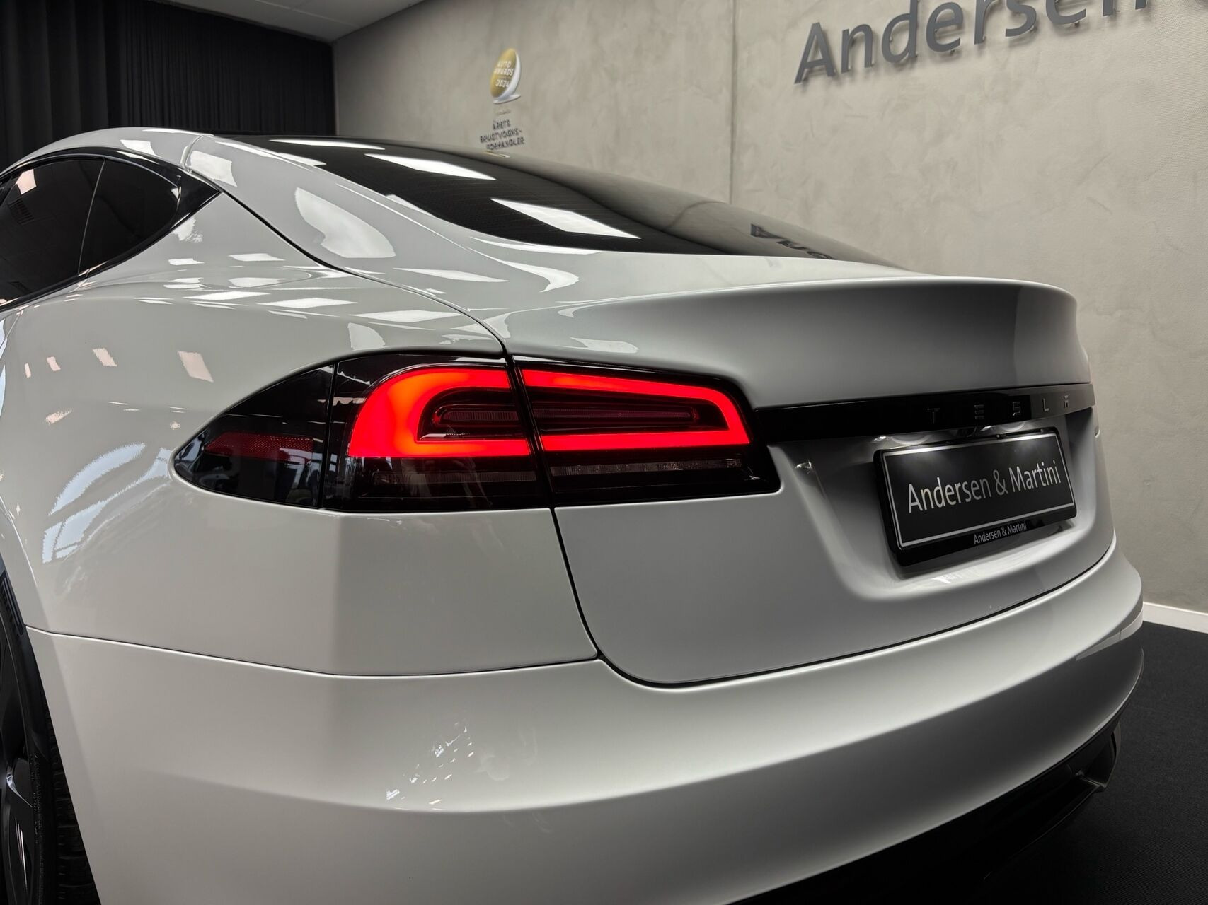 Hvid Tesla Model S fra 2023