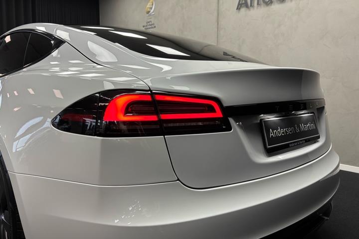 Hvid Tesla Model S fra 2023