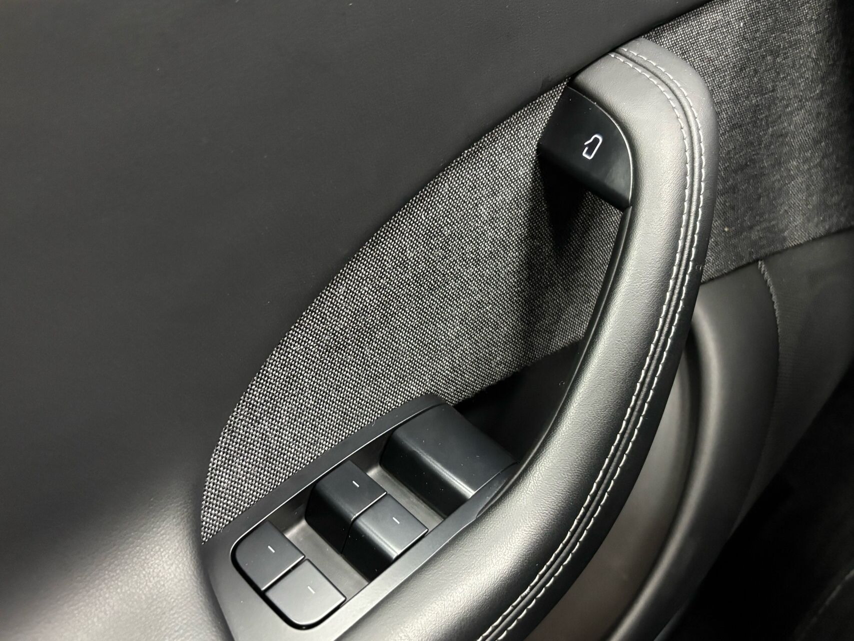 Hvid Tesla Model S fra 2023