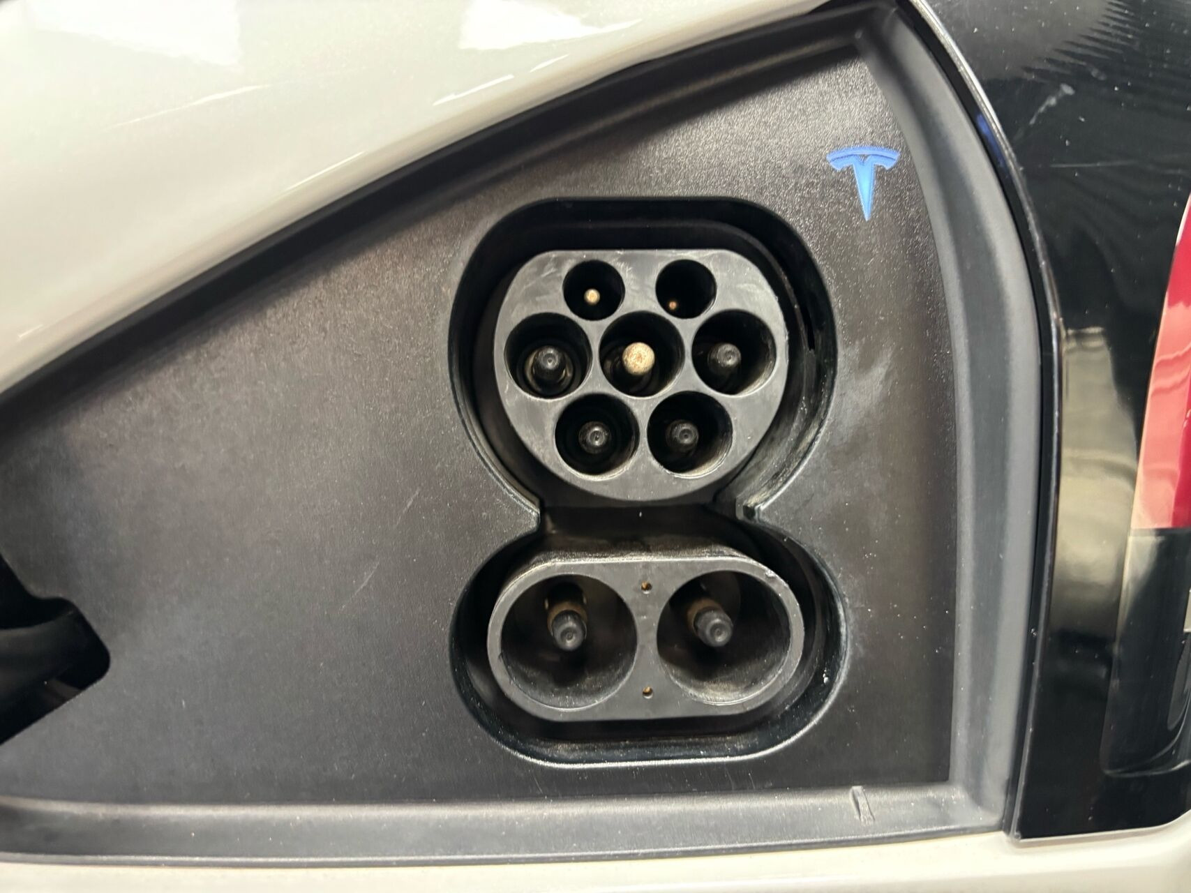 Hvid Tesla Model S fra 2023