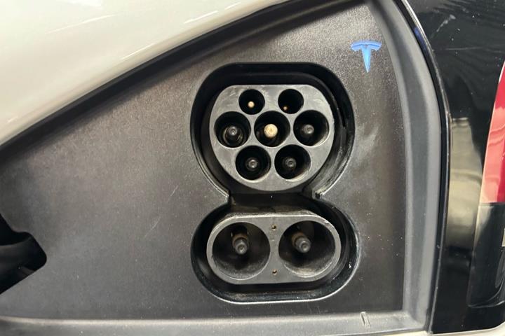 Hvid Tesla Model S fra 2023