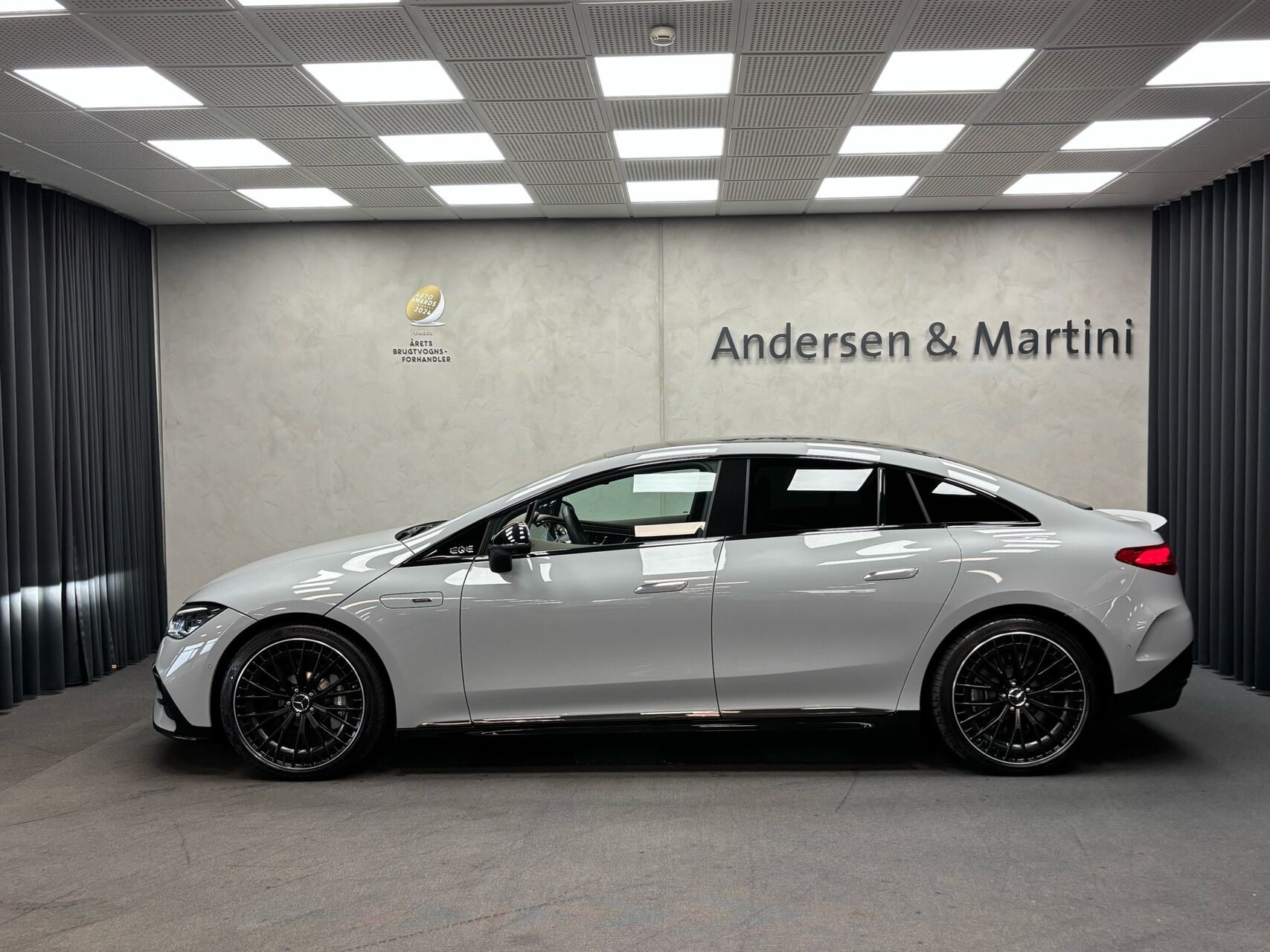 Grå Mercedes EQE 43 AMG fra 2025