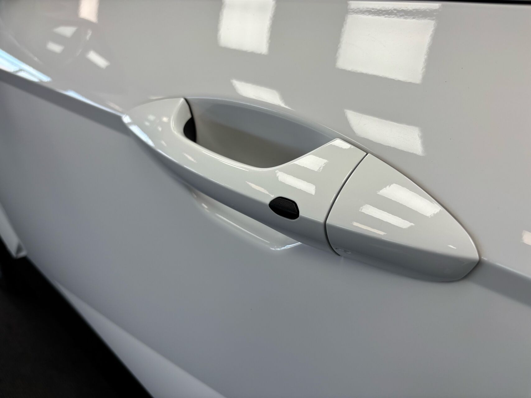 Hvid Hyundai Kona fra 2025