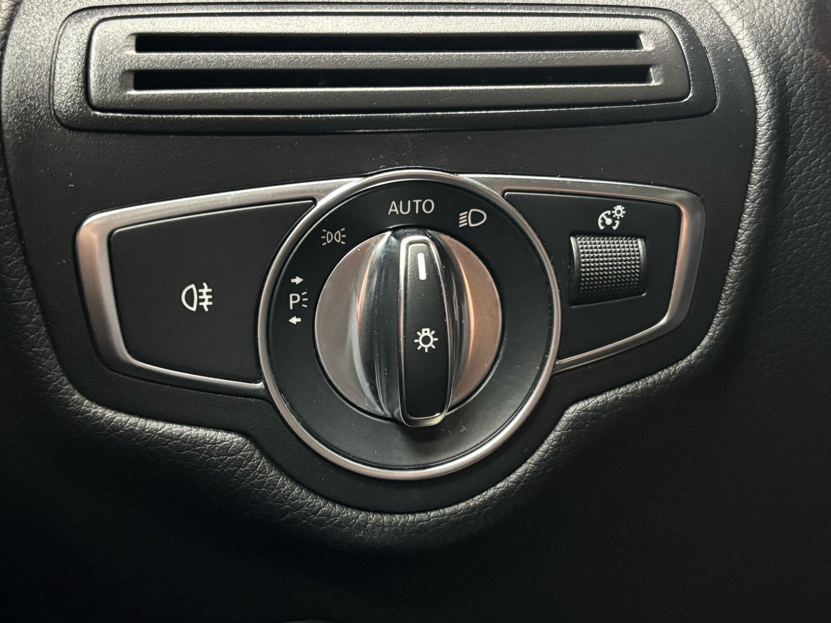 Grå Mercedes GLC250 fra 2017