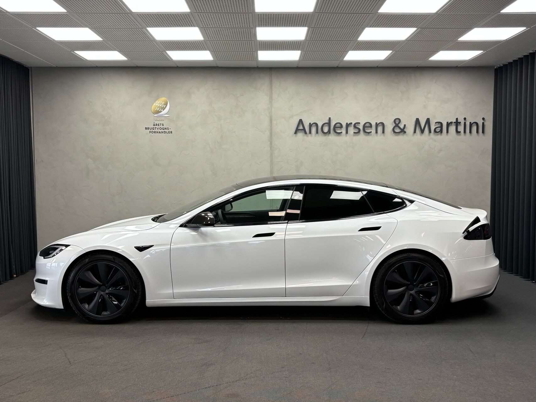 Hvid Tesla Model S fra 2023