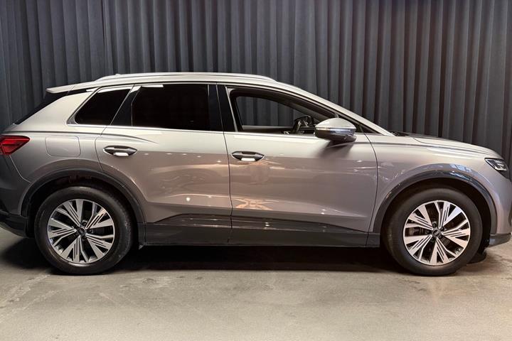 Grå Audi Q4 fra 2024