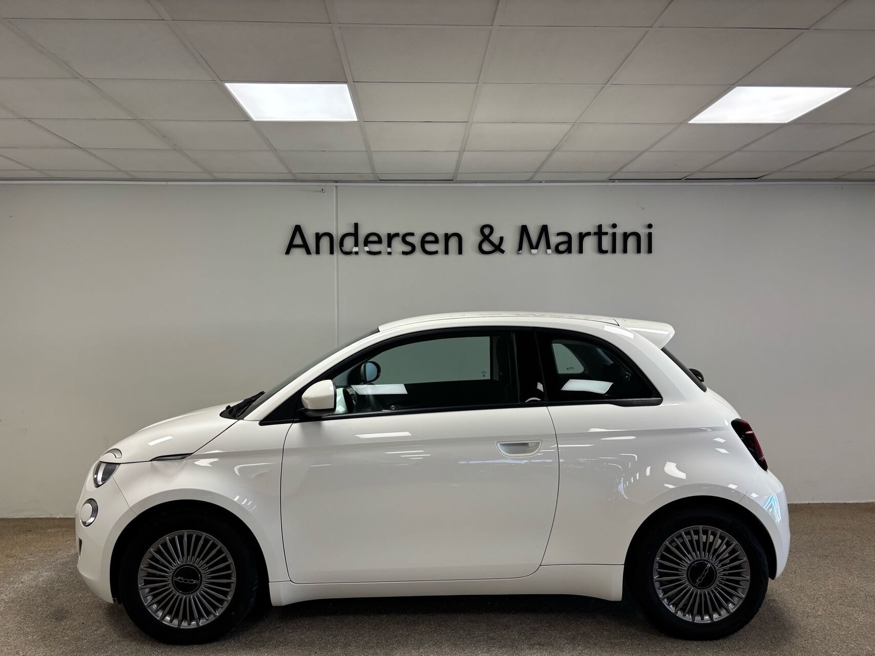 Hvid Fiat 500e fra 2023