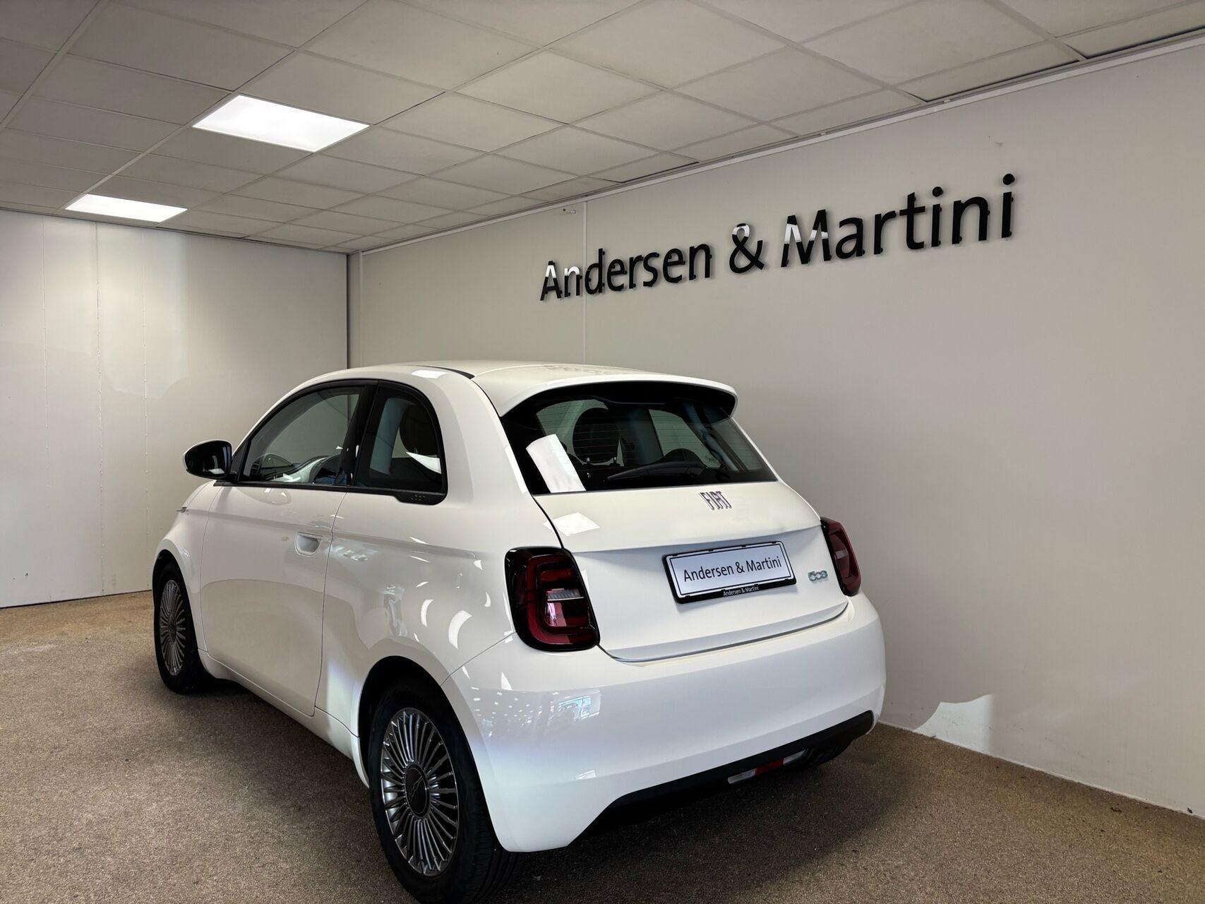 Hvid Fiat 500e fra 2023