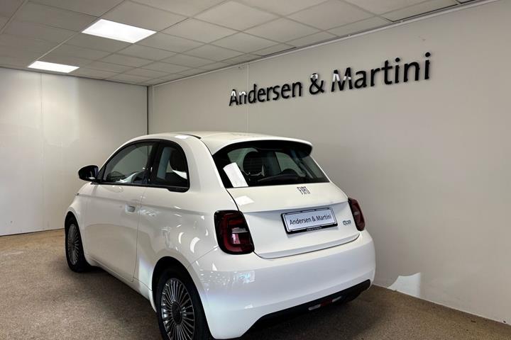 Hvid Fiat 500e fra 2023