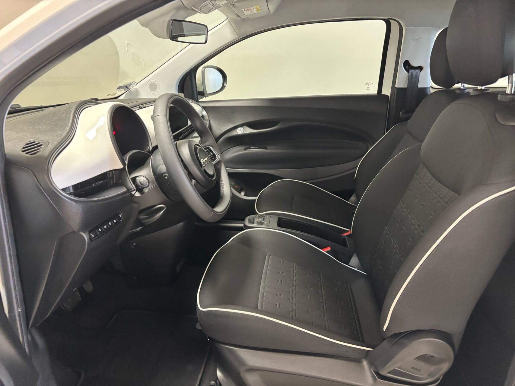 Hvid Fiat 500e fra 2023