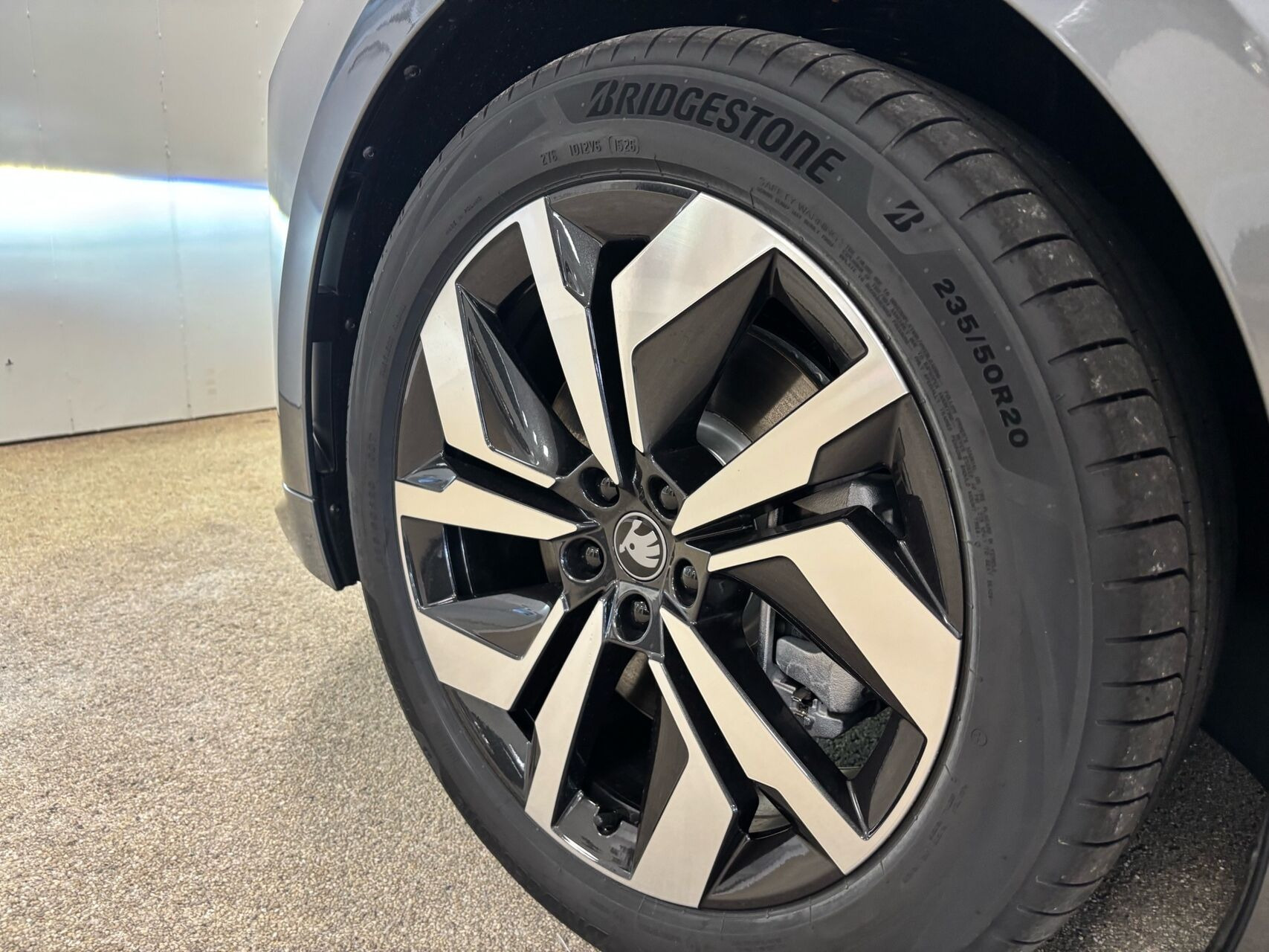Grå Skoda Enyaq fra 2026