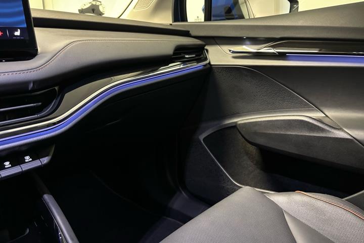 Blå Skoda Enyaq fra 2023