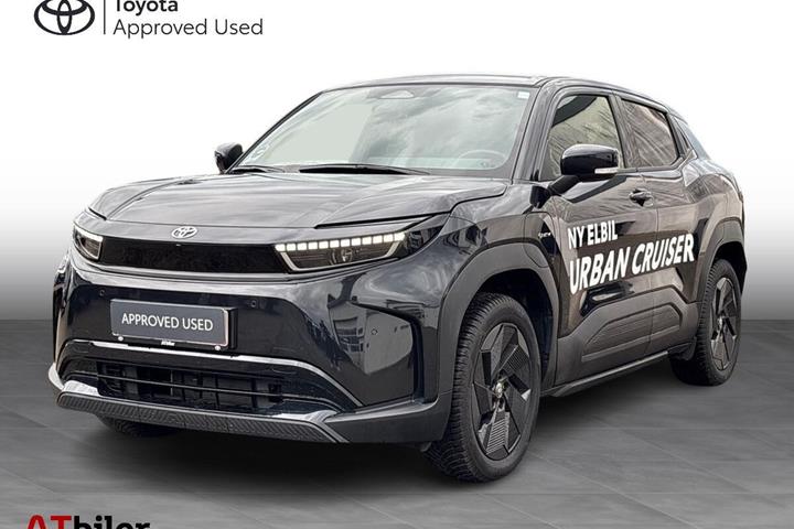 Sort Toyota Urban Cruiser fra 2026 set udefra