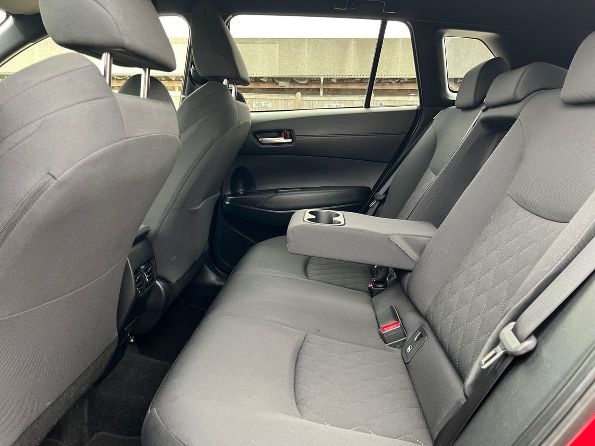 Rød Toyota Corolla Cross fra 2023