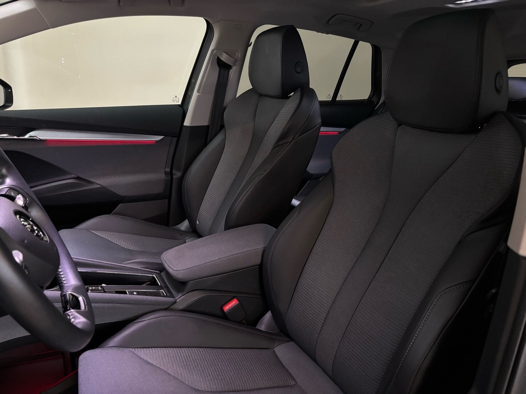 Sort Skoda Enyaq fra 2024