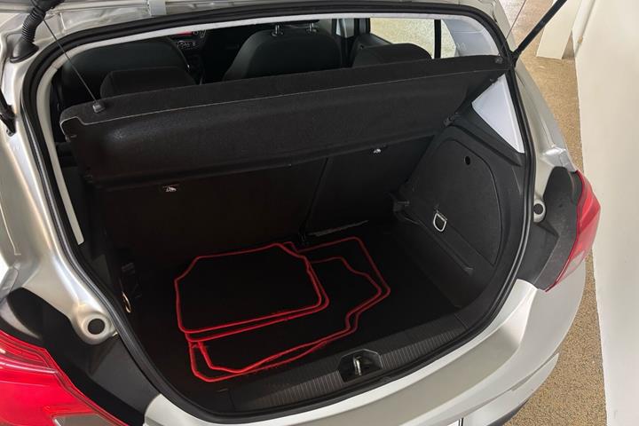 Sølv Opel Corsa fra 2015