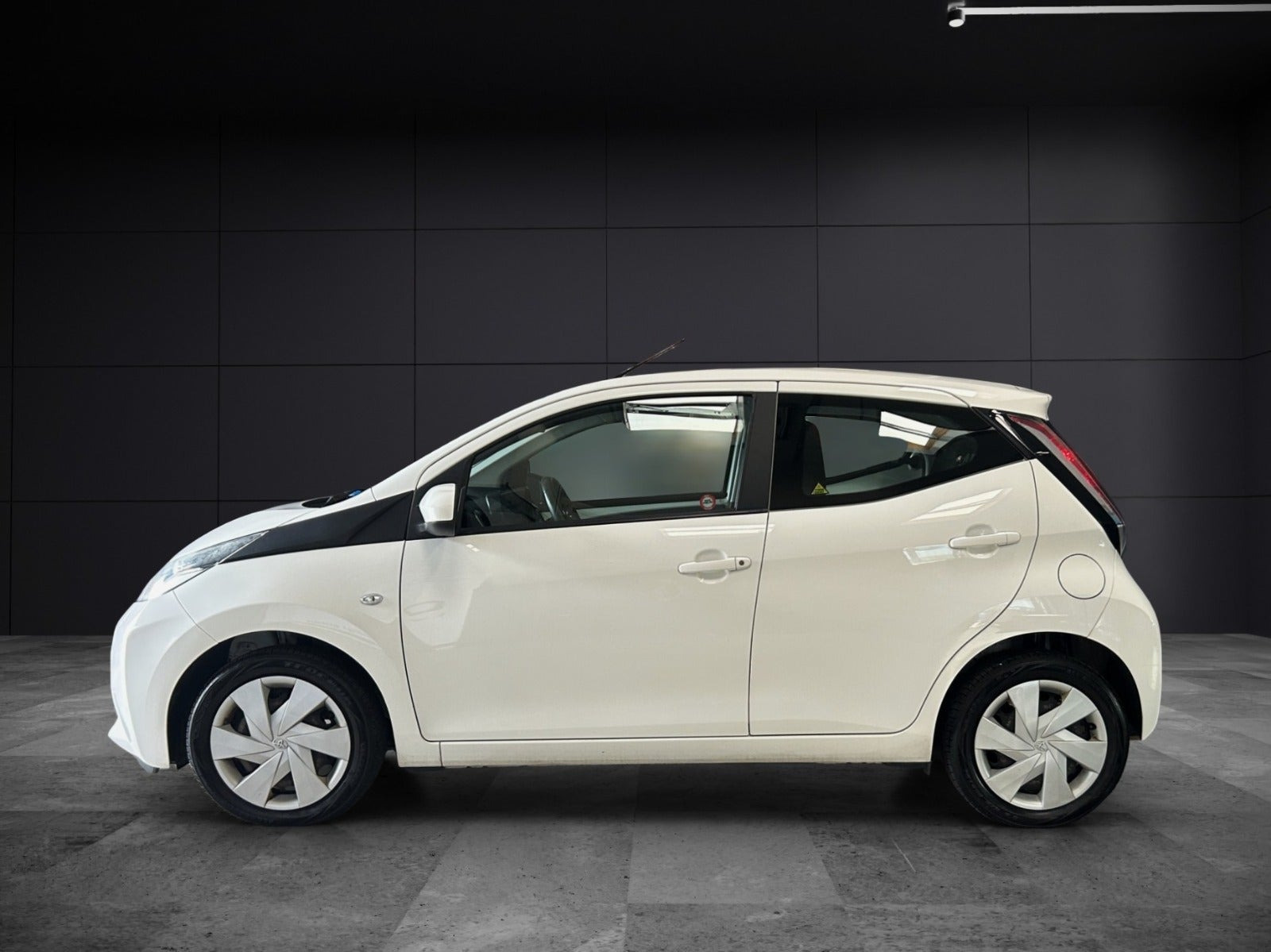 Hvid Toyota Aygo fra 2015