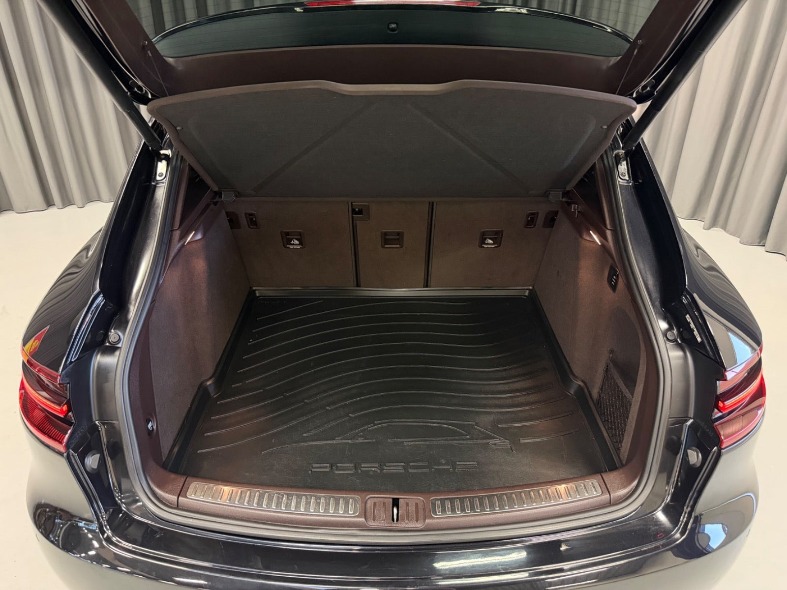 Sort Porsche Macan Turbo fra 2015