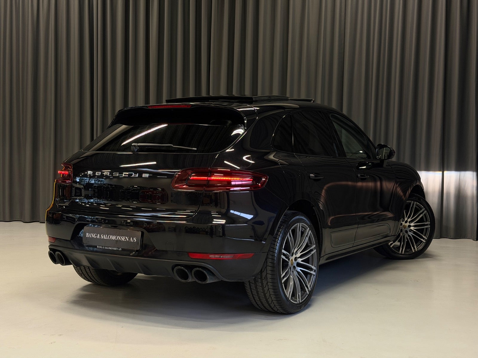 Sort Porsche Macan Turbo fra 2015
