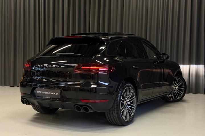 Sort Porsche Macan Turbo fra 2015