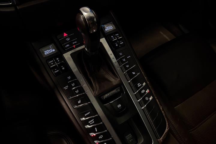 Sort Porsche Macan Turbo fra 2015