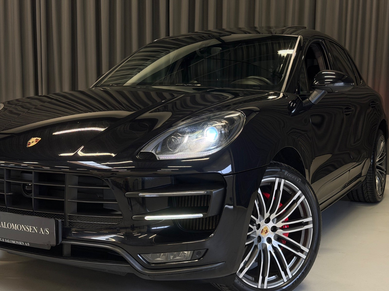 Sort Porsche Macan Turbo fra 2015