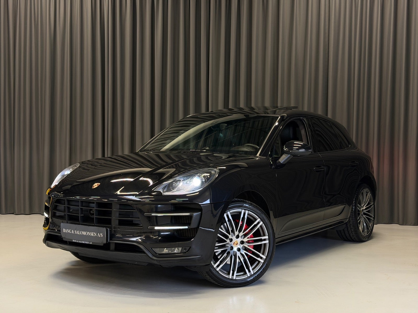 Sort Porsche Macan Turbo fra 2015