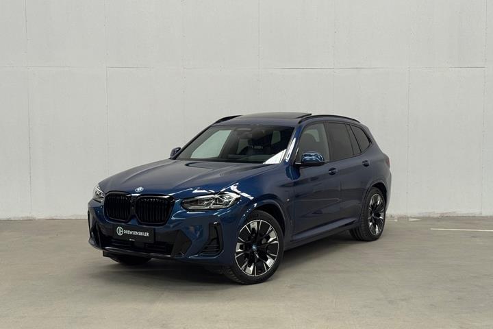 Blå BMW iX3 fra 2022 set udefra