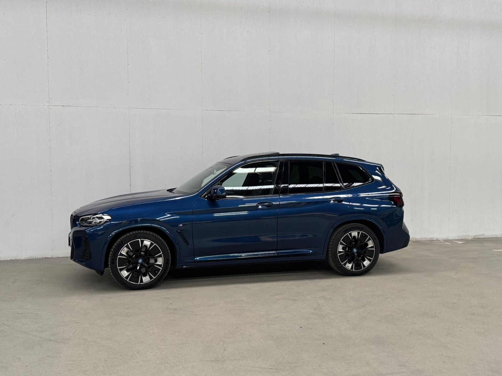 Blå BMW iX3 fra 2022
