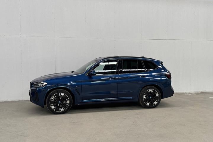 Blå BMW iX3 fra 2022