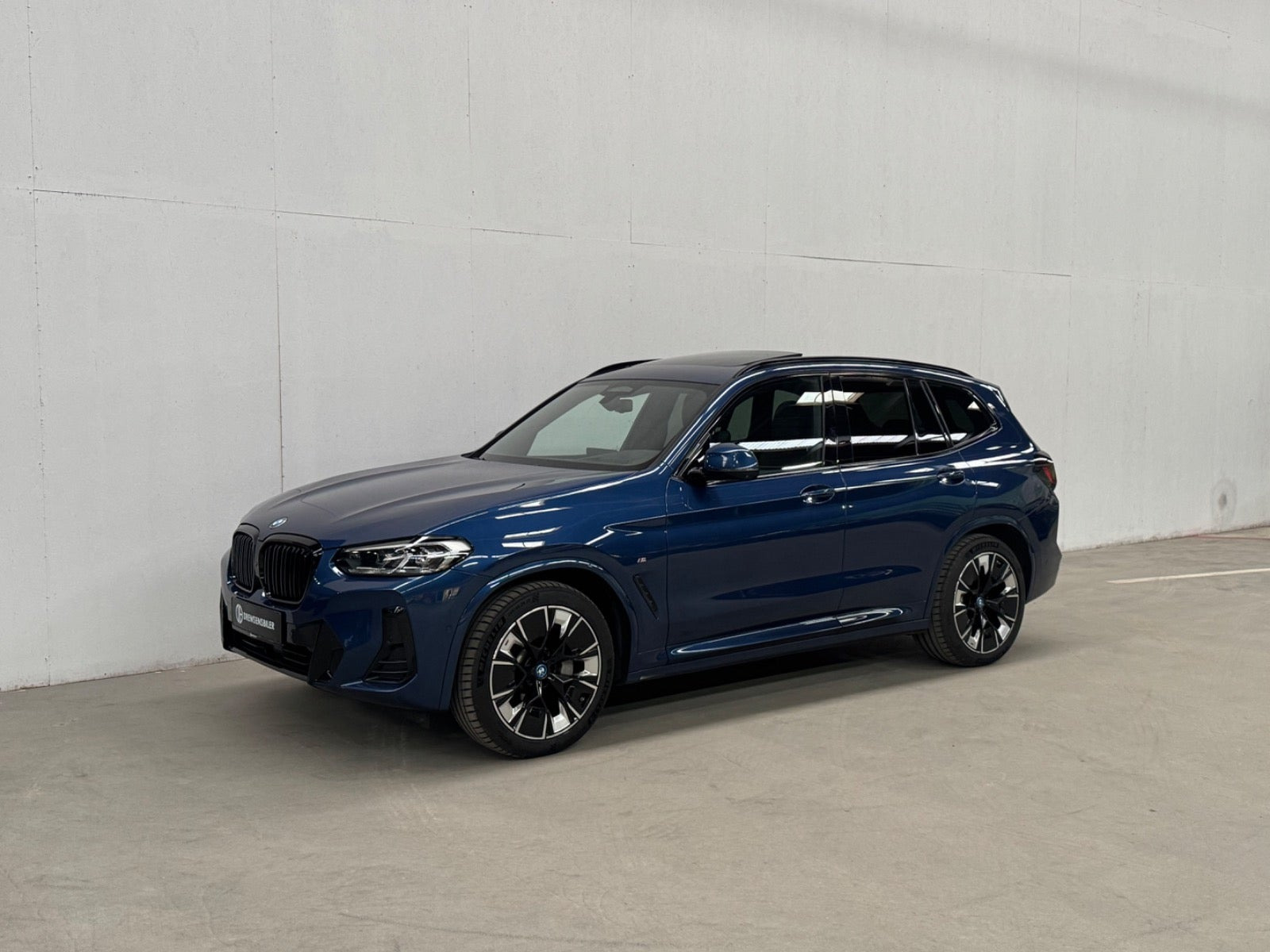 Blå BMW iX3 fra 2022