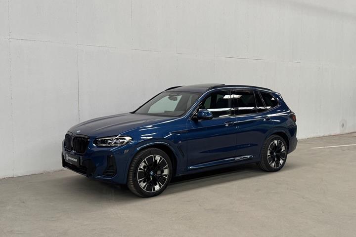 Blå BMW iX3 fra 2022