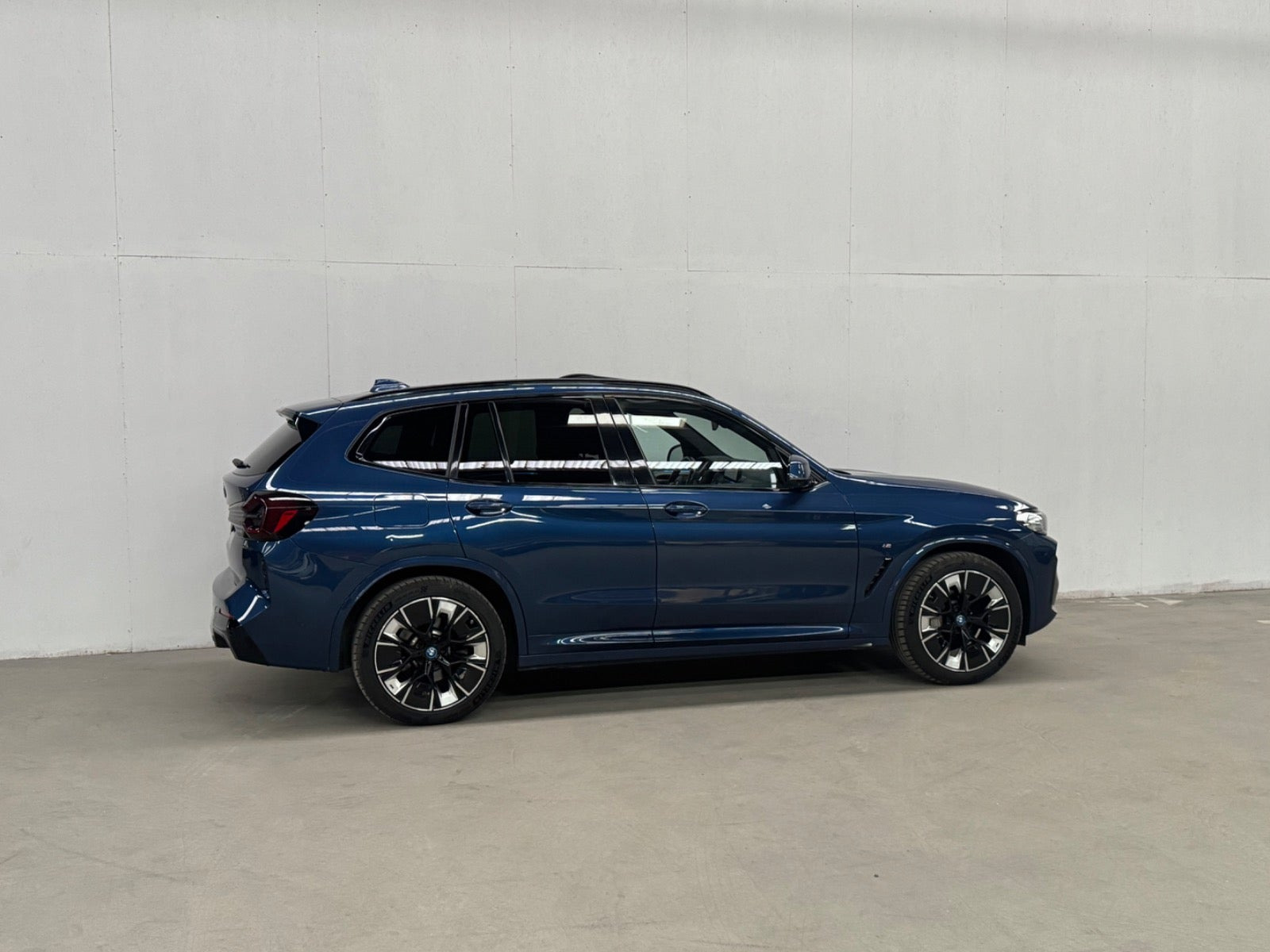 Blå BMW iX3 fra 2022