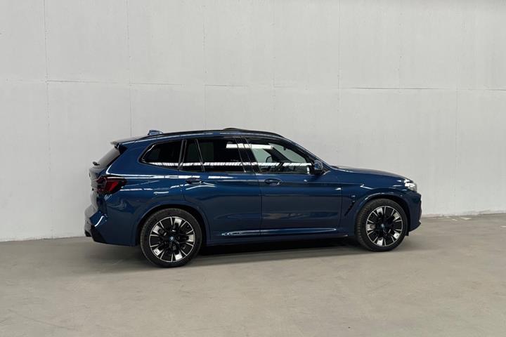Blå BMW iX3 fra 2022