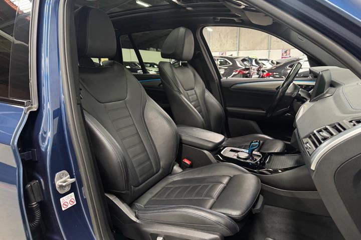 Blå BMW iX3 fra 2022