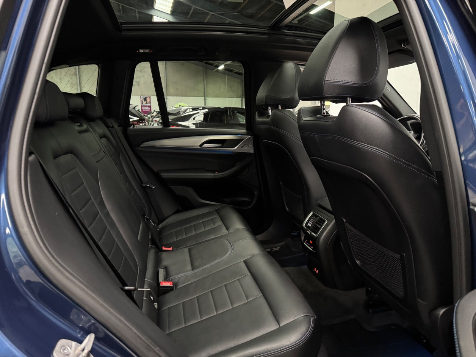 Blå BMW iX3 fra 2022