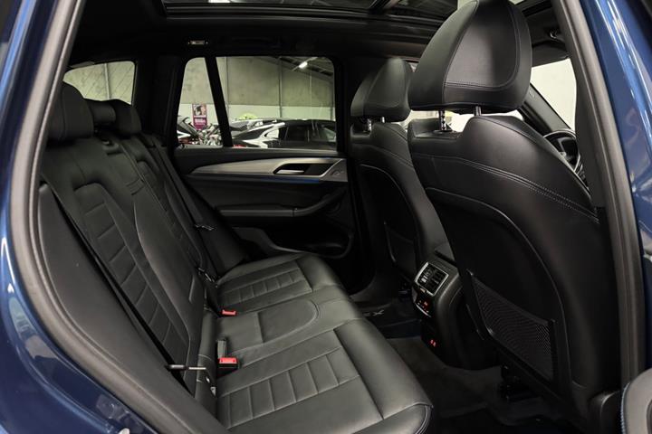 Blå BMW iX3 fra 2022