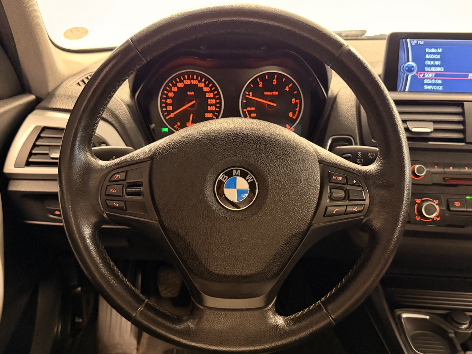 Sølv BMW 118d fra 2012