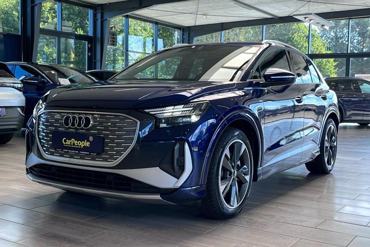 Blå Audi Q4 e-tron fra 2024