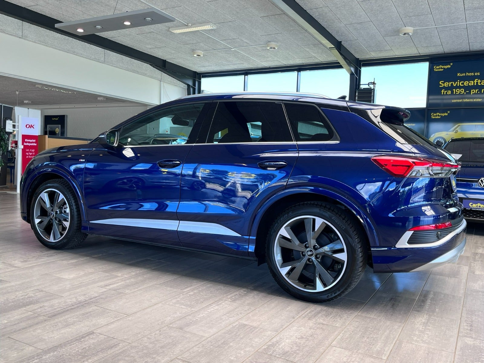Blå Audi Q4 e-tron fra 2024