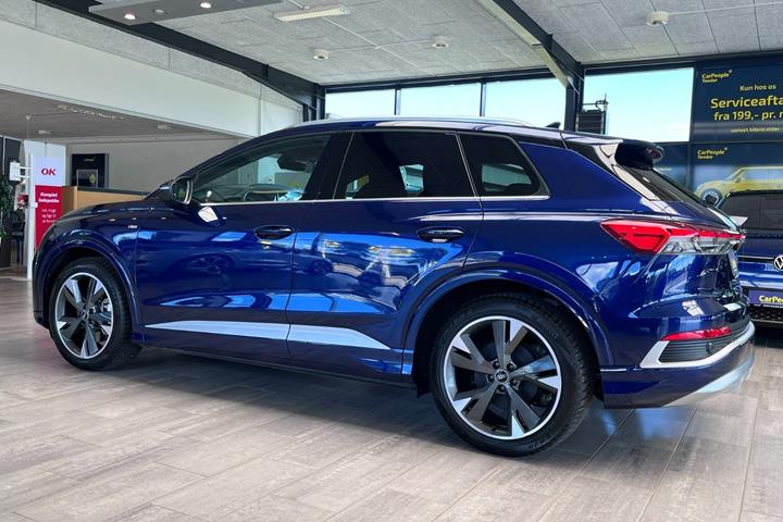 Blå Audi Q4 e-tron fra 2024